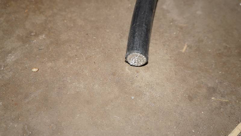 lot 12 image: Opened Spool of Kingwire 400 MCM STR AA-8000 Aluminum Type XHH 600 Volt Sun Resistant Cable