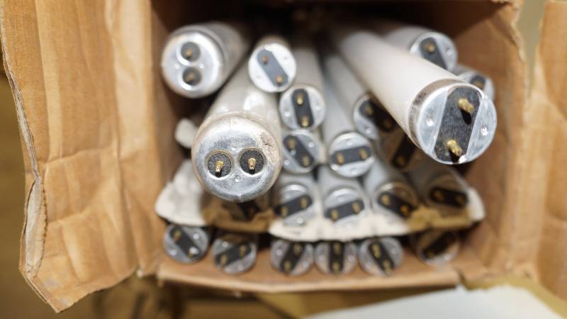 lot 310 image: Open Box of 22 Sylvania Fluorescent T8 32 Watt Bulbs  2 34 Watt Fluorescent Bulbs