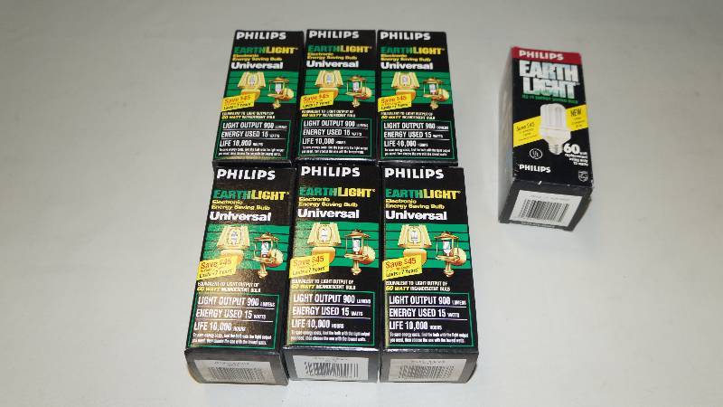 lot 327 image: Lot of 7 Philips 15W60W EarthLight Universal Electronic Energy Saving Bulbs