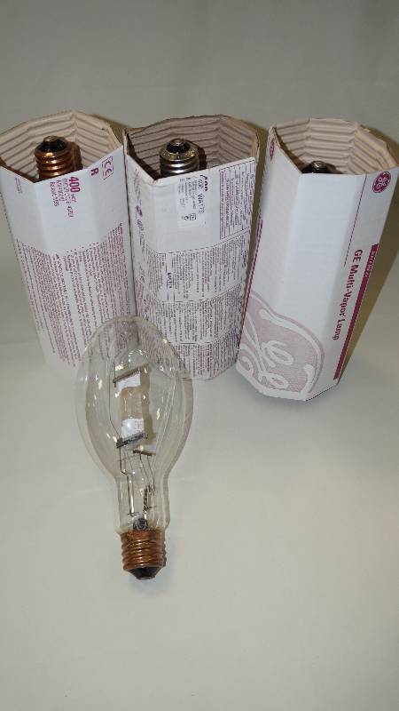 lot 300 image: Box of 4 General Electric 400 Watt Multi-Vapor Lamps