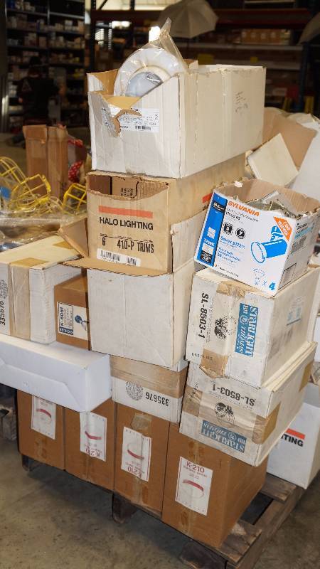 lot 577 image: Large Pallet of Misc. Lighting