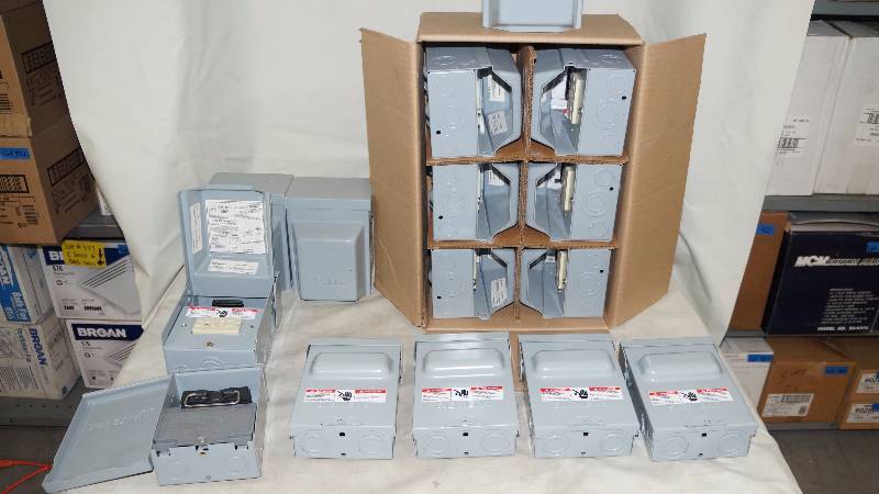 lot 586 image: NIB Siemens Pullout Switches and Enclosures