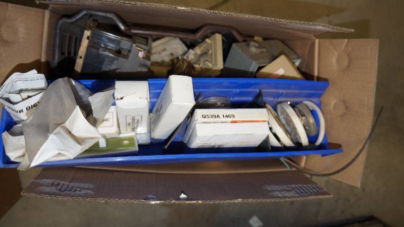 lot 624 image: Mixed Lot of Thermostats and Related Parts