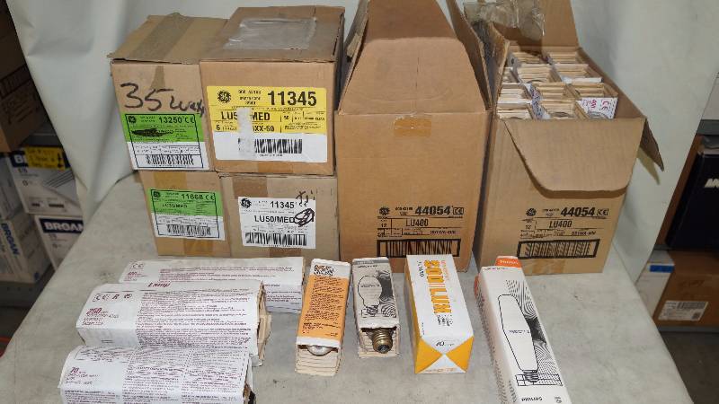 lot 618 image: Mixed Lot of Various NIB Light Bulbs