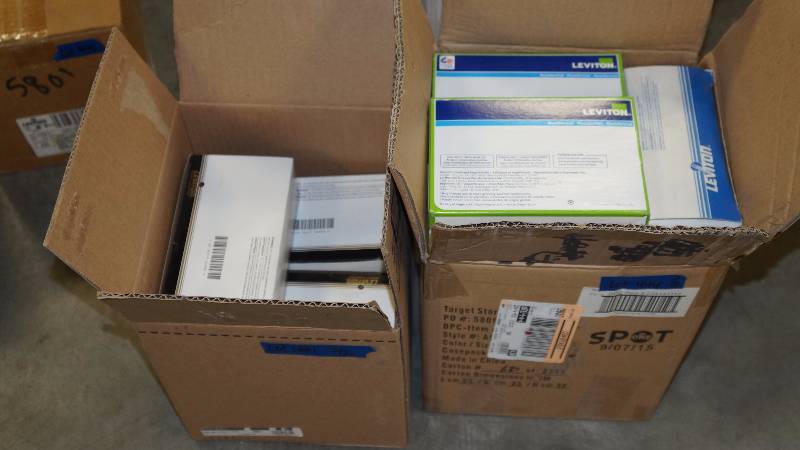 lot 444 image: NIB Leviton Plastic Face Covers & Receptacles