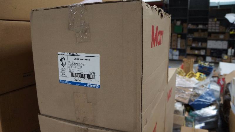 lot 475 image: Sealed NIB Thomas & Betts NuTek Single Gang Boxes 100% Airtight - Qty 100