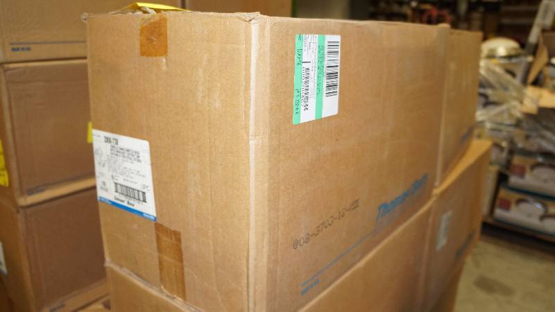lot 505 image: NIB Thomas & Betts Single Gang Switch Box w Bracket Offset 38 - Qty 100