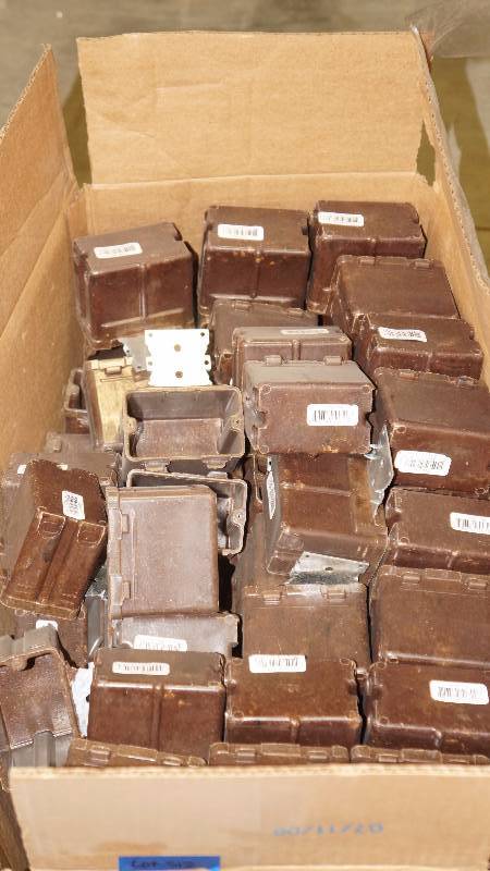 lot 512 image: NIB Thomas & Betts Single Gang Switch Box w Bracket Offset 38 - Approx 100 Pcs