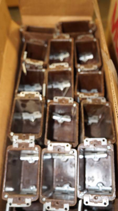 lot 408 image: NIB Sealed Thomas & Betts UnionBox Single Gang Box w Swing Bracket Assld w 1.5 Screws