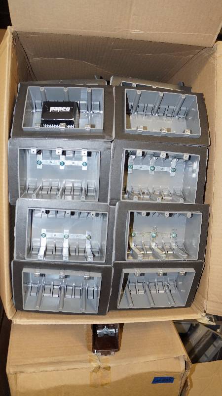 lot 406 image: NIB Sealed Thomas & Betts NuTek Three Gang Boxes - Qty 40 pcs