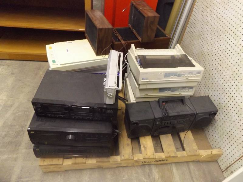 lot 392 image: Pallet of older electronics