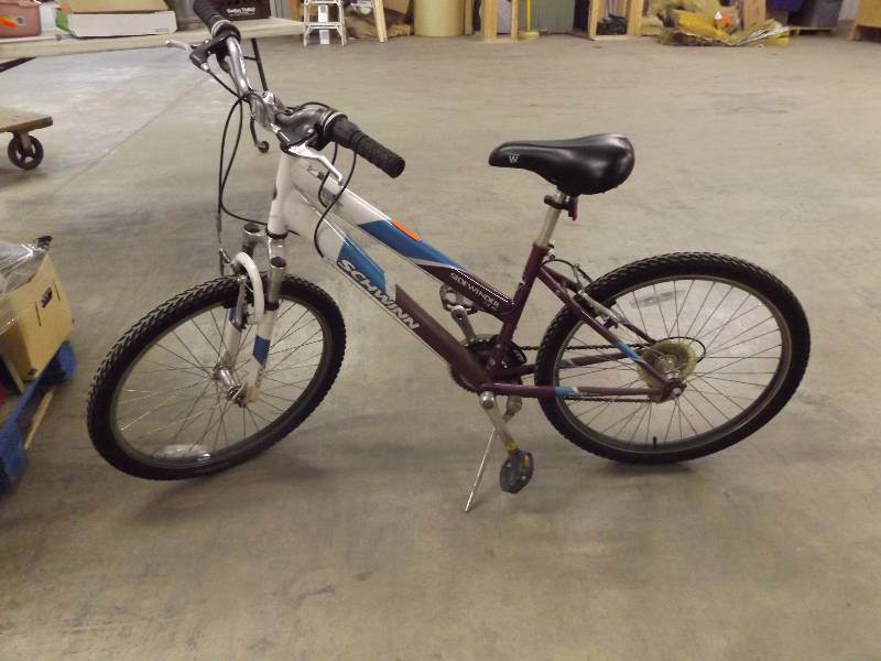 lot 252 image: Shwinn Sidewinder Bike
