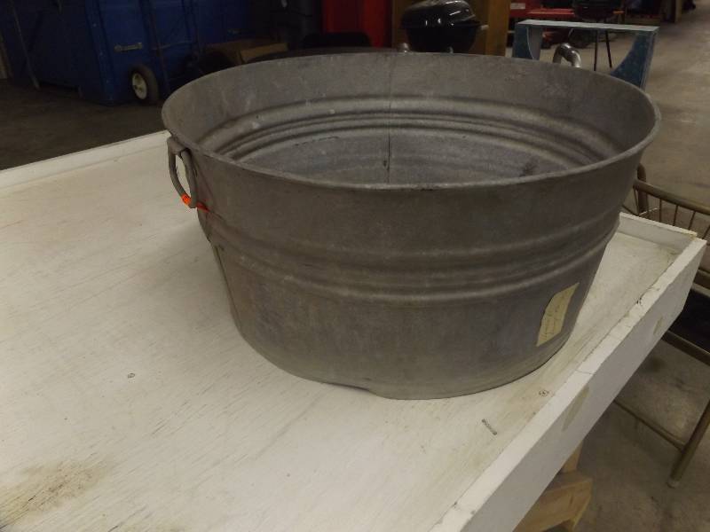 lot 395 image: Galvinized Tub
