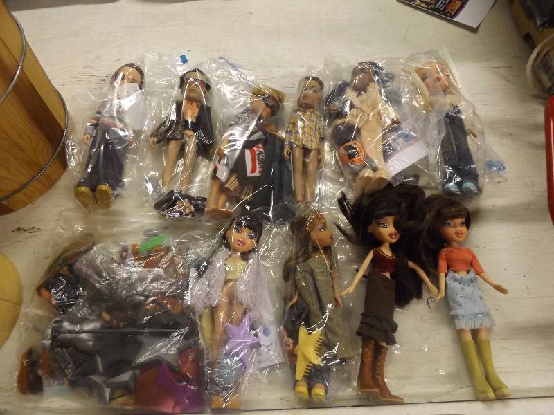 lot 409 image: Bratz Boyz and Dolls
