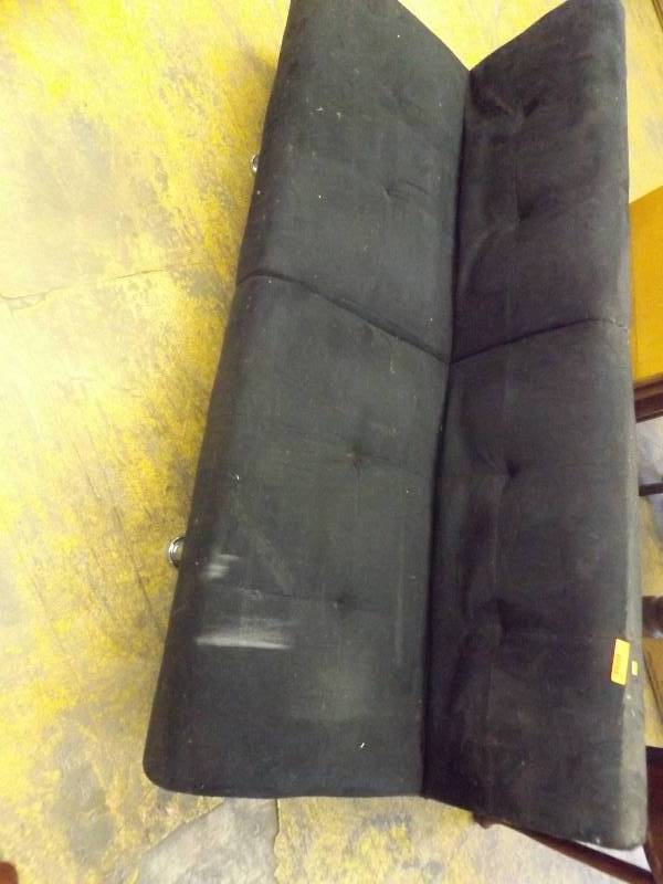 lot 420 image: Futon