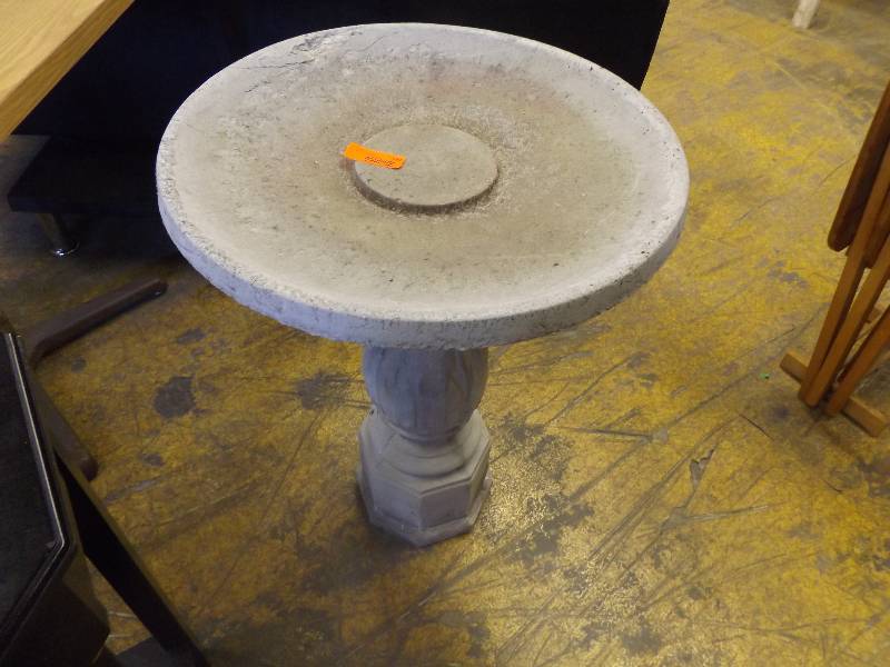lot 542 image: Bird Bath