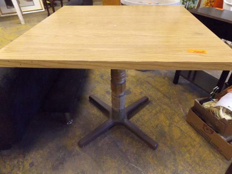 lot 543 image: Table