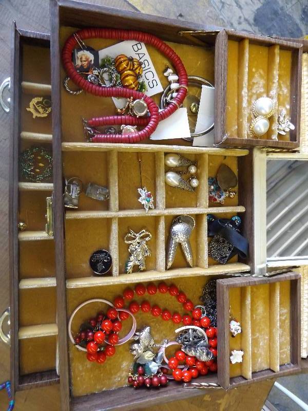 lot 548 image: Jewelry Box and Jewelry