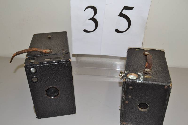 lot 35 image: Vintage box camera