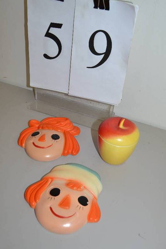 lot 59 image: Vintage home decor