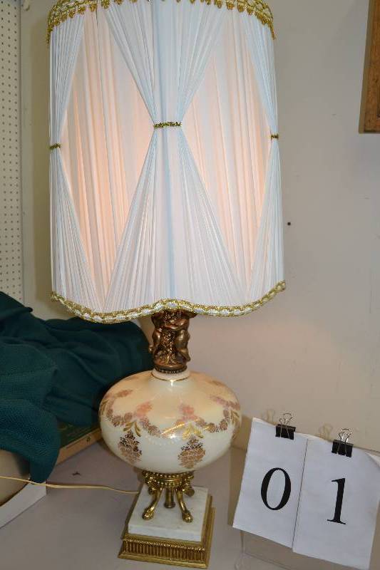 lot 1 image: Vintage Lamp