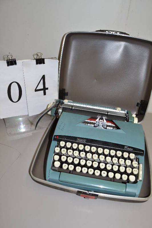 lot 4 image: typewriter