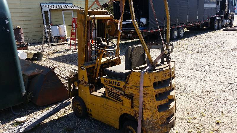 lot 12 image: White 4 Wheel Fork Lift