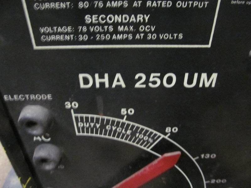 lot 4 image: ESAB 250 Amp Welder