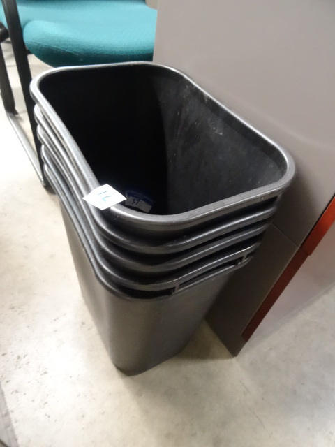 5 Plastic Office Garbage Cans