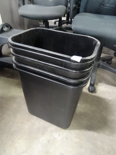 5 Plastic Garbage Cans