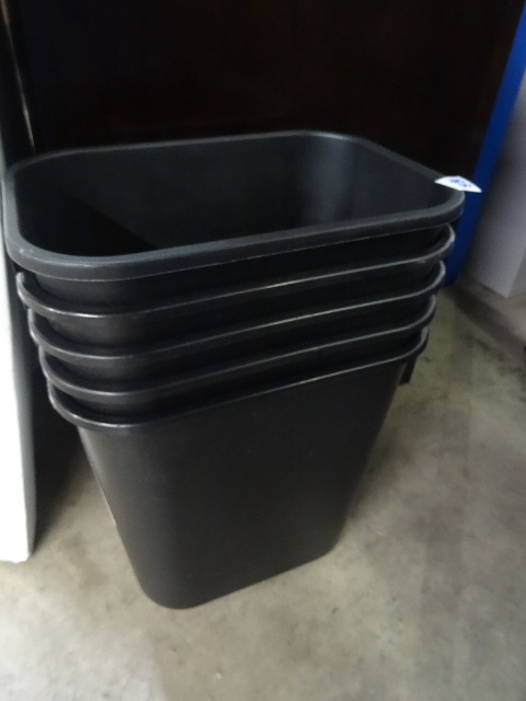 5 Plastic Garbage Cans