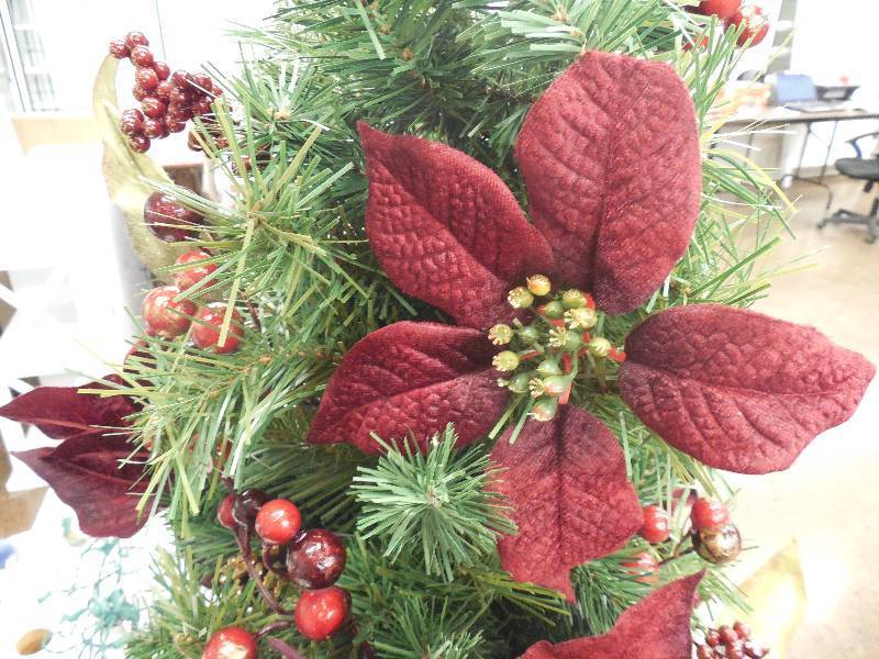 lot 80 image: 2FT 8IN Pre-Lit Tree