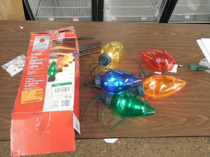 lot 59 image: 5 PIECE GIANT C7 PATHWAY LIGHTS