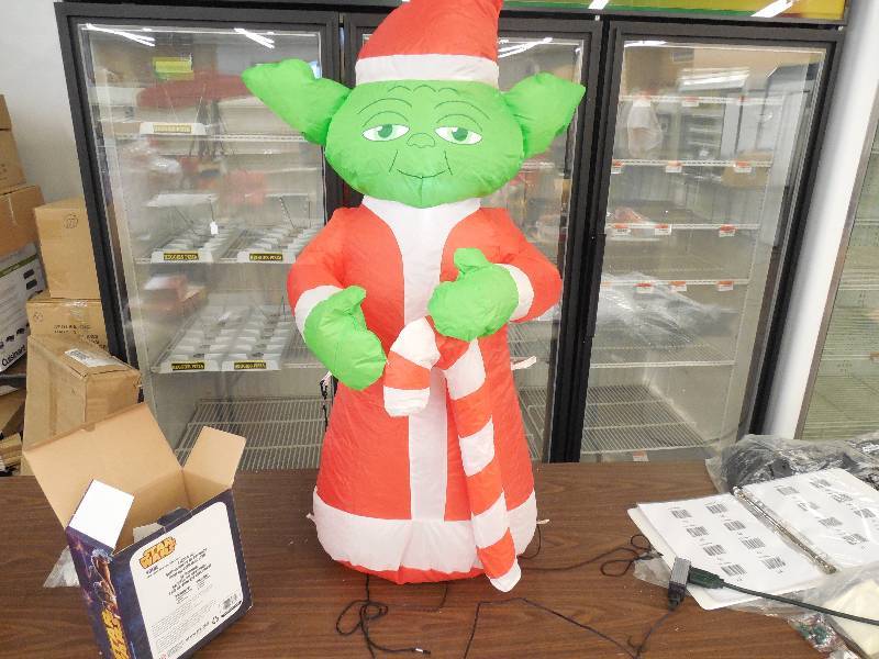lot 65 image: Yoda Airblown Lit Dcor