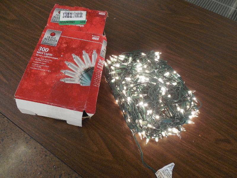 lot 5 image: 300 MINI CHRISTMAS LIGHTS 68 FEET 6 INCHES