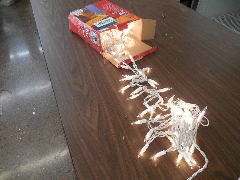 lot 6 image: 300 MINI ICICLE LIGHTS