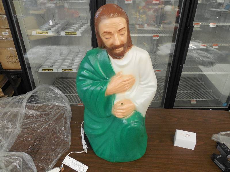 lot 19 image: 28 INCH LAWN ART DECORATION PARTIAL NATIVITY
