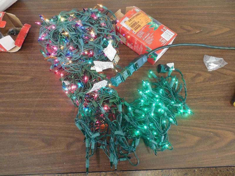 lot 25 image: 500 CHRISTMAS LIGHTS
