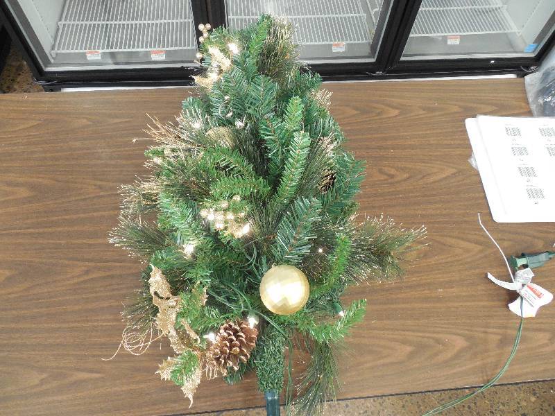 lot 43 image: CHRISTMAS TREE TOP OR DECORATION
