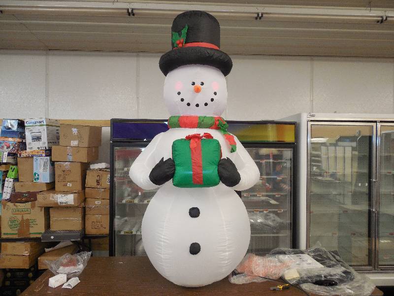 lot 53 image: HOME ACCENTS INFLATABLE SNOWMAN WITH GIFT 6 FOOT 6 INCHES