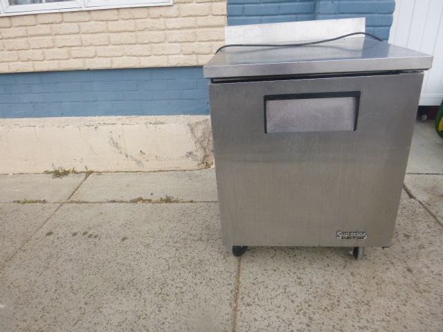 lot 3 image: Superior Refrigerator