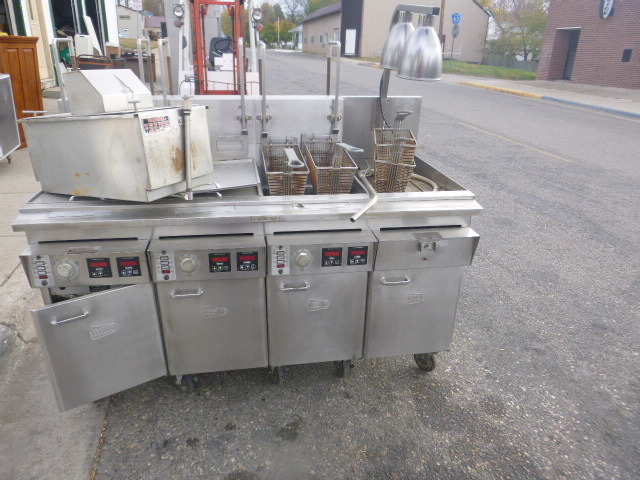 lot 4 image: Keating 3 Bay Deep Fryer