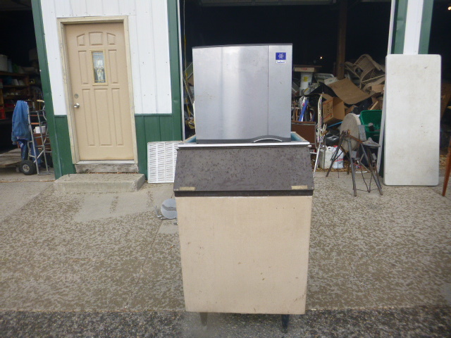 lot 5 image: Manitowoc Ice Maker