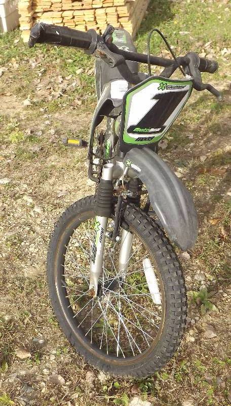 lot 26 image: 20 Dirt Bike Style Moto Bike