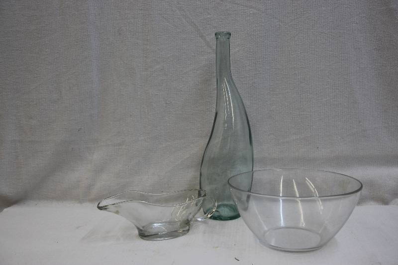 lot 3 image: Assorted clear glassware