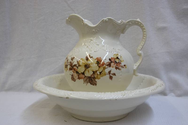 lot 4 image: Old-fashioned pitcher and bowl set