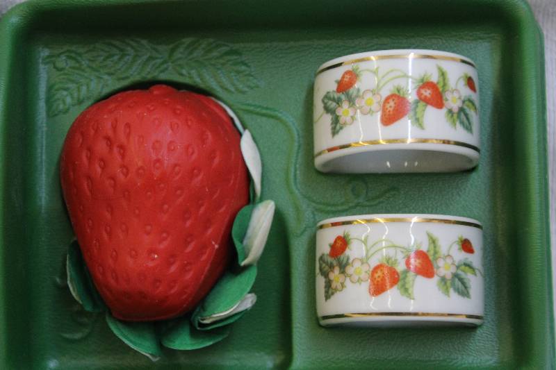 lot 7 image: Avon Strawberry Napkin Rings & Soap