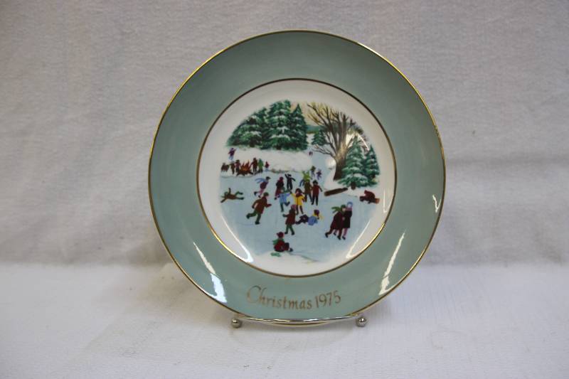 lot 8 image: Avon 1975 Collectors Christmas Plat4