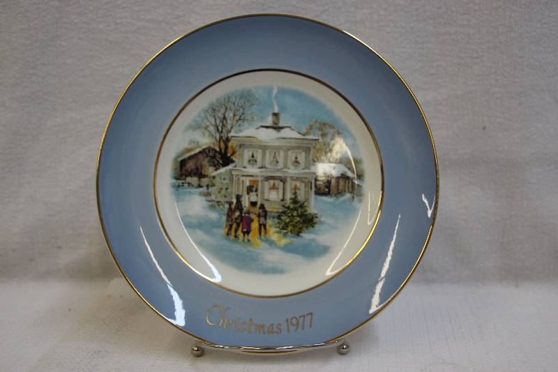 lot 9 image: Avon 1977 Collector Christmas Plate