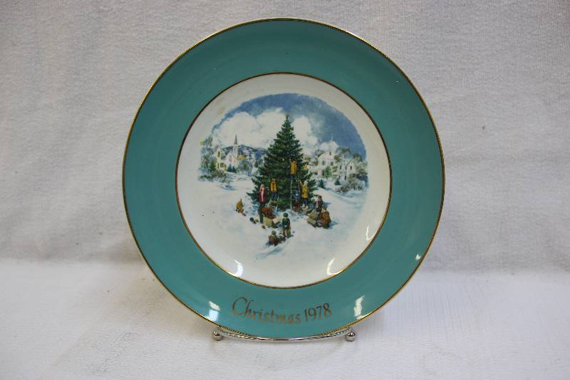 lot 10 image: Avon 1978 Collector Christmas Plate